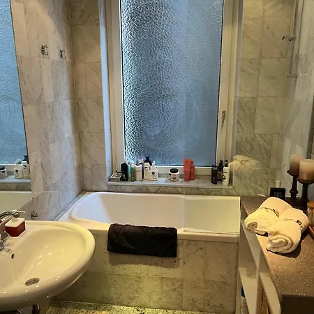 In The City, Free Parking + Breakfast Appartement *